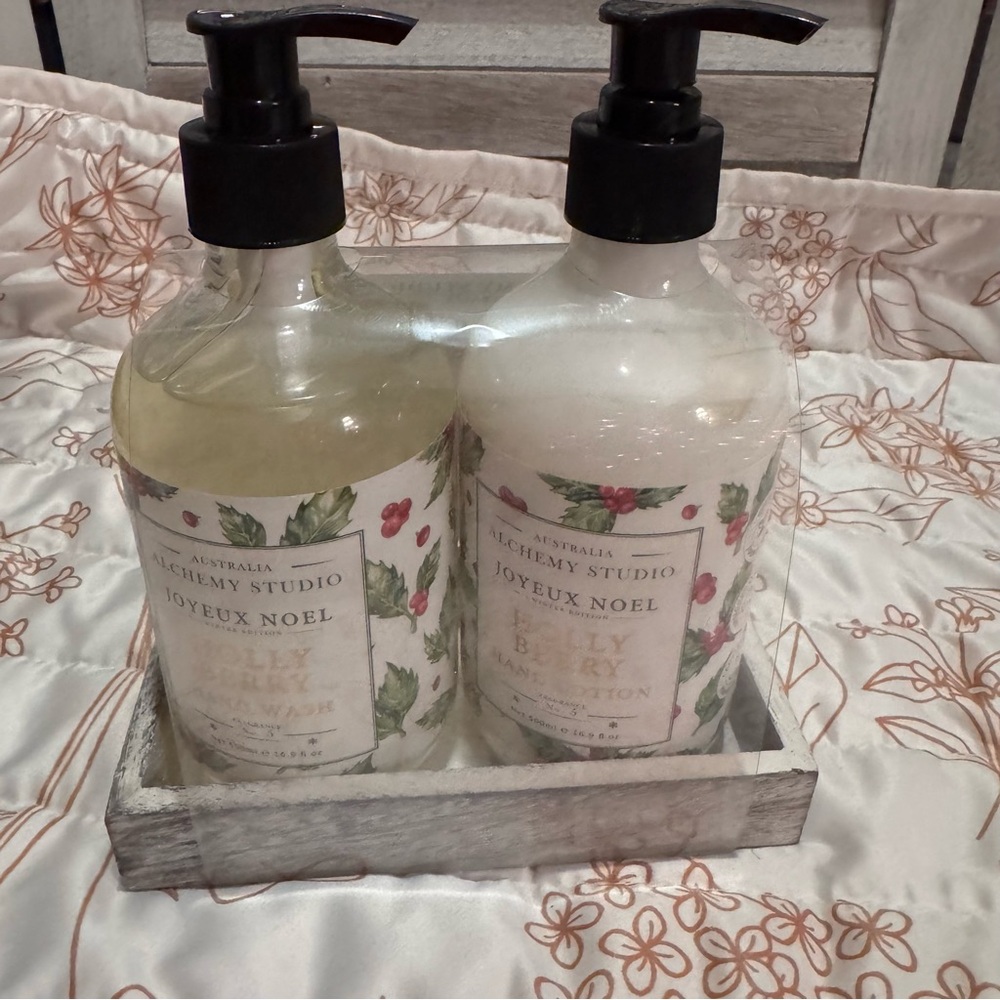 Joyeux Noel Holly Berry Hand Wash & Hand Lotion Gift Set NEW